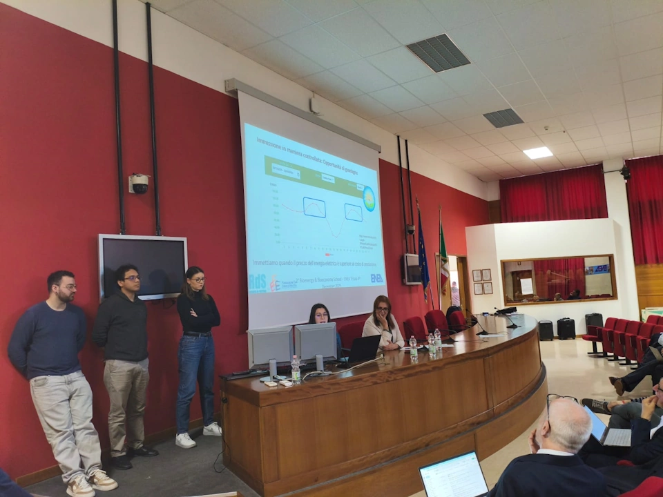i dottorandi Ferruzzi e Palacios hanno presentato il progetto di co-woring (insieme ad altri studenti) "Development in Power & Heat"