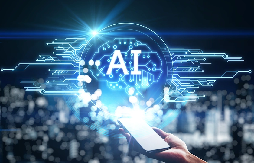 Immagine di una mano che impugna un telefono cellulare, sopra una rappresentazione astratta del concetto di intelligenza artificiale