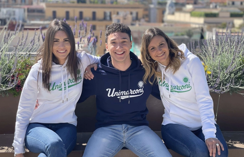 Giovani indossano le felpe Unimarconi