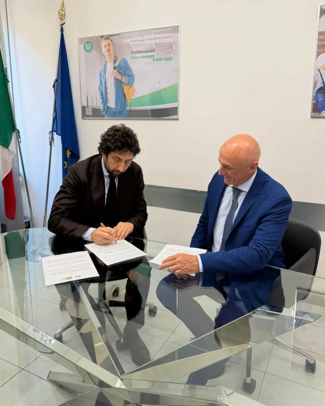 UniMarconi e Federazione Italiana Baseball e Softball insieme per la formazione

L’Università degli Studi Guglielmo Marconi e la Federazione Italiana Baseball e Softball hanno sottoscritto una convenzione finalizzata a favorire l’accesso alla formazione universitaria e a promuovere percorsi di aggiornamento professionale rivolti ad atleti, tesserati e loro familiari.

L’accordo, firmato dal Presidente di UniMarconi Alessio Acomanni e dal Presidente federale Marco Mazzieri, prevede condizioni agevolate per l’iscrizione ai corsi di laurea, laurea magistrale e master dell’Ateneo, nell’ambito di un impegno condiviso volto a sostenere la crescita formativa e professionale nel mondo dello sport.

Una collaborazione che rafforza il legame tra formazione e sport, valorizzando il ruolo dell’università come leva di sviluppo e crescita per il sistema Paese.

🇬🇧
UniMarconi and the Italian Baseball and Softball Federation join forces for education

Guglielmo Marconi University and the Italian Baseball and Softball Federation have signed an agreement aimed at facilitating access to university education and promoting professional development programs for athletes, members, and their families.

The agreement, signed by UniMarconi President Alessio Acomanni and Federal President Marco Mazzieri, provides preferential conditions for enrollment in the University's undergraduate, graduate, and master's programs, as part of a shared commitment to supporting educational and professional growth in the world of sports.

This collaboration strengthens the link between education and sport, enhancing the role of universities as a lever for development and growth for the country.

#unimarconi #fibs #fedeazione #baseball #softball