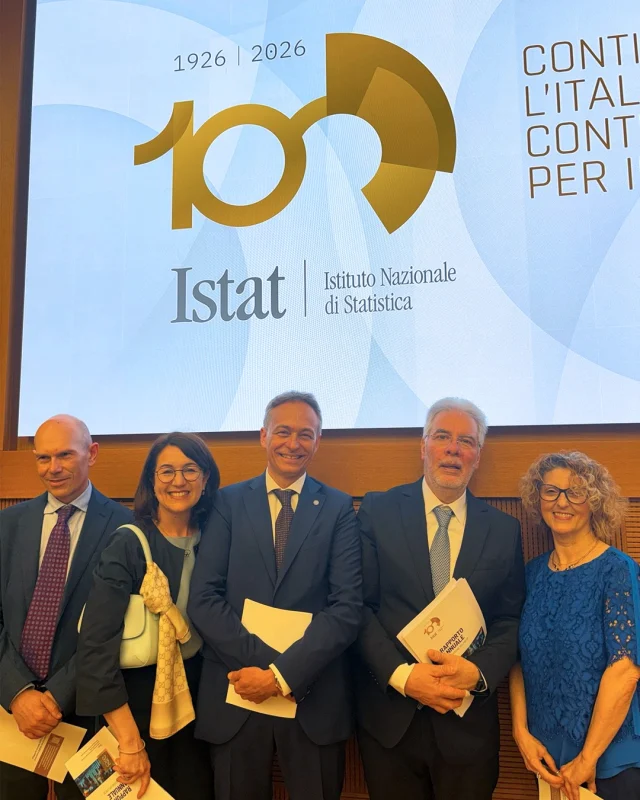 Il Rapporto ISTAT 2026 conferma una trasformazione sempre più evidente del sistema universitario italiano, gli iscritti alle università hanno superato i 2 milioni e il numero dei laureati annuali è quasi triplicato rispetto al 1999.

In questo scenario, le università digitali rappresentano oggi uno dei principali motori di innovazione dell’istruzione terziaria. Un percorso che UniMarconi ha contribuito ad avviare già nel 2004, come prima università digitale italiana, con un modello fondato su accessibilità, flessibilità e qualità della formazione.

Il Rapporto evidenzia inoltre il valore strategico dell’istruzione universitaria: il tasso di occupazione raggiunge infatti l’85,3% tra i laureati, confermando il ruolo centrale della formazione nello sviluppo economico e sociale del Paese.

La presenza del Prorettore alla Ricerca di UniMarconi, Prof. Gabriele Arcidiacono [TAG], nel Comitato Scientifico ISTAT rafforza il dialogo tra università, ricerca e istituzioni nell’analisi dei grandi cambiamenti della società contemporanea.

🇬🇧
The 2026 ISTAT Report confirms an increasingly evident transformation of the Italian university system: university enrollment has exceeded 2 million, and the number of graduates annually has nearly tripled since 1999.

In this scenario, digital universities today represent one of the main drivers of innovation in tertiary education. UniMarconi helped initiate this process back in 2004, as Italy's first digital university, with a model based on accessibility, flexibility, and quality of education.

The Report also highlights the strategic value of university education: the employment rate among graduates has reached 85.3%, confirming the central role of education in the country's economic and social development.

The presence of UniMarconi's Vice Rector for Research, Professor Gabriele Arcidiacono [TAG], on the ISTAT Scientific Committee strengthens the dialogue between universities, research, and institutions in analyzing the major changes in contemporary society.

#istat #rapportoistat #istat2026 #universita #unimarconi