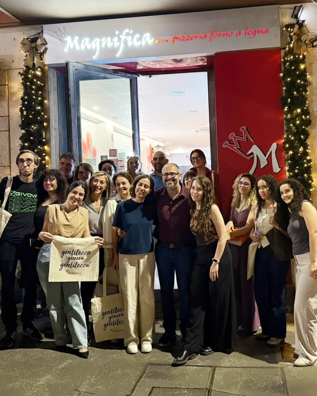 ❤️ Una serata di condivisione, sorrisi e solidarietà.

Grazie a tutti coloro che hanno partecipato alla cena solidale promossa dall’Associazione Alumni UniMarconi, trasformando un momento conviviale in un’occasione concreta per fare del bene insieme.

Un grazie speciale alla pizzeria Magnifica che ha scelto di sostenere l’iniziativa e contribuire alla realizzazione di una serata dedicata alla comunità, alla partecipazione e all’impegno sociale 🍕✨

Il ricavato della serata sarà devoluto all’associazione Cuori in Corsia, partner di un progetto di volontariato sviluppato con il Dipartimento di Scienze Umane e con il patrocinio dell’Associazione Alumni.

Grazie agli Alumni, ai docenti, al personale e a tutti gli amici di UniMarconi che hanno partecipato e reso possibile tutto questo.❤️

🇬🇧
❤️ An evening of sharing, smiles, and solidarity.

Thanks to everyone who attended the charity dinner sponsored by the UniMarconi Alumni Association, transforming a convivial moment into a concrete opportunity to do good together.

A special thanks to Magnifica Pizzeria, which chose to support the initiative and contribute to the creation of an evening dedicated to community, participation, and social commitment. 🍕✨

The proceeds from the evening will be donated to the Cuori in Corsia association, a partner in a volunteer project developed with the Department of Human Sciences and under the patronage of the Alumni Association.

Thanks to the alumni, faculty, staff, and all the friends of UniMarconi who participated and made this possible. ❤️

#alumniunimarconi #cuoriincorsia #alumni #unimarconi