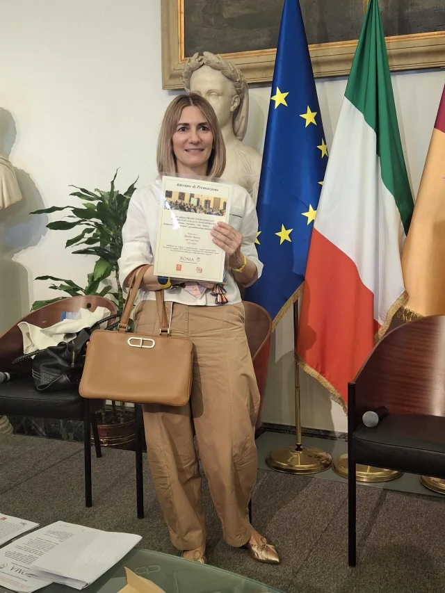 Congratulazioni a Matilde Romeo, studentessa iscritta al Corso di Laurea L-36, vincitrice del Premio Internazionale Letteratura Italiana Contemporanea nella categoria Narrativa – Racconti Brevi.

Premiata presso il Campidoglio, Palazzo Senatorio – Sala della Protomoteca, alla presenza dell’editrice Laura Capone, Matilde rappresenta un esempio di come talento, impegno e formazione possano trasformarsi in risultati concreti.

Complimenti Matilde per questo importante traguardo 🎓
