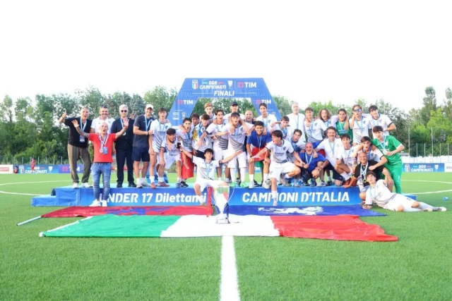 🏆 L’Università degli Studi Guglielmo Marconi si congratula con il Grifone Calcio per la conquista del titolo di Campione d’Italia Under 17 Dilettanti, uno straordinario risultato che premia il talento, il lavoro quotidiano e la determinazione di atleti, tecnici e società.

Essere al fianco del Grifone significa credere in un progetto che investe nelle nuove generazioni, promuovendo attraverso lo sport i valori dell’impegno, della passione e del lavoro di squadra. 

Complimenti a tutta la squadra per questo importante traguardo.

🇬🇧
🏆 Guglielmo Marconi University congratulates Grifone Calcio on winning the Under-17 Amateur Italian Championship title, an extraordinary achievement that rewards the talent, daily work, and determination of athletes, coaches, and club.

Supporting Grifone means believing in a project that invests in new generations, promoting the values of commitment, passion, and teamwork through sport.

Congratulations to the entire team on this important achievement.

#grifonecalcio #unimarconi