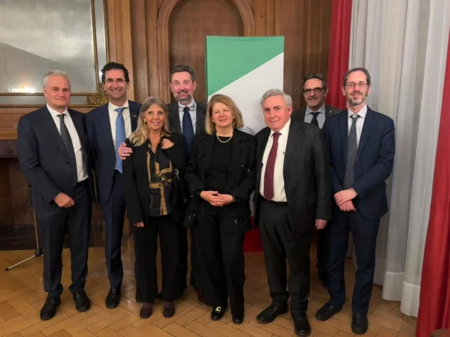 🌎 UniMarconi consolida la propria presenza internazionale in Cile.

🤝 Nell’ambito del Seminario Bilaterale di Alto Livello tra Università cilene e italiane, dedicato a innovazione, internazionalizzazione e cooperazione accademica, il Rettore di UniMarconi, Prof. Marco Abate, ha sottoscritto due Memorandum of Understanding con la Universidad Tecnológica Metropolitana e la Universidad de Los Lagos.

🎓 Le intese sono state siglate con la Rettrice della UTEM, Marisol Durán Santis, Presidente del Consorcio de Universidades del Estado de Chile, e con il Rettore della Universidad de Los Lagos, Óscar Garrido Álvarez.

🔎 Le intese rafforzano il dialogo accademico e scientifico con il sistema universitario pubblico cileno e aprono nuove opportunità di collaborazione nella formazione e nella ricerca.